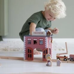 Little Dutch Railway Brandweerkazerne -Trendy Speelgoedwinkel LD4490 little dutch railway brandweerkazerne 4