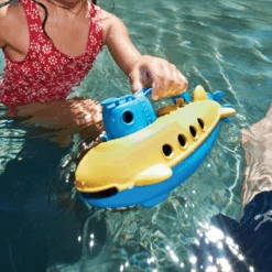 Green Toys Green-Toys Onderzeeer Geel Met Blauw Handvat -Trendy Speelgoedwinkel onderzeeer blauw handvat green toys 2